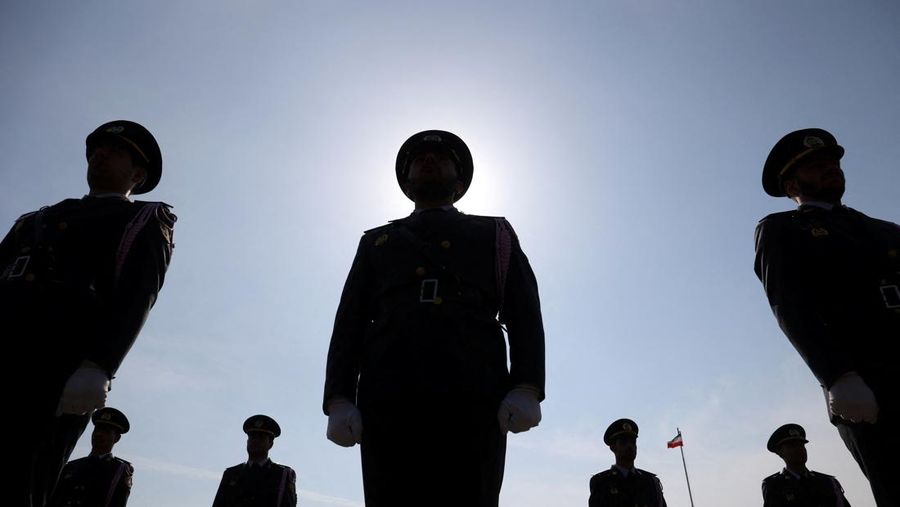 Iran memamerkan drone, rudal, dan tentara pada upacara parade Hari Tentara Nasional di Teheran, Iran, (17/4/2024) waktu setempat. (via REUTERS/Majid Asgaripour)