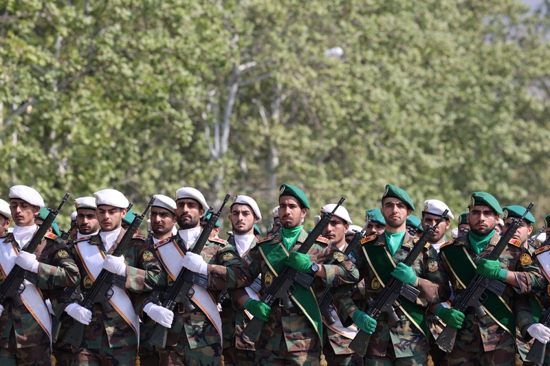 Iran memamerkan drone, rudal, dan tentara pada upacara parade Hari Tentara Nasional di Teheran, Iran, (17/4/2024) waktu setempat. (via REUTERS/Majid Asgaripour)