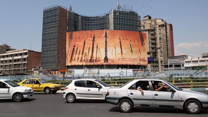 An anti-Israel billboard with a picture of Iranian missiles is seen on a street in Tehran, Iran April 19, 2024. Majid Asgaripour/WANA (West Asia News Agency) via REUTERS ATTENTION EDITORS - THIS IMAGE HAS BEEN SUPPLIED BY A THIRD PARTY.   ATTENTION EDITORS - THIS PICTURE WAS PROVIDED BY A THIRD PARTY.