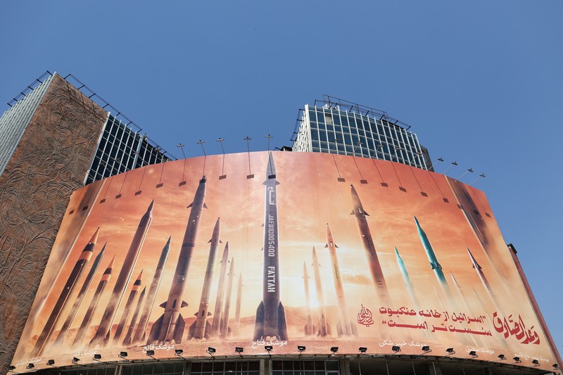 ISRAEL-PALESTINIANS/IRAN An anti-Israel billboard with a picture of Iranian missiles is seen on a street in Tehran, Iran April 19, 2024. Majid Asgaripour/WANA (West Asia News Agency) via REUTERS ATTENTION EDITORS - THIS IMAGE HAS BEEN SUPPLIED BY A THIRD PARTY. ATTENTION EDITORS - THIS PICTURE WAS PROVIDED BY A THIRD PARTY.