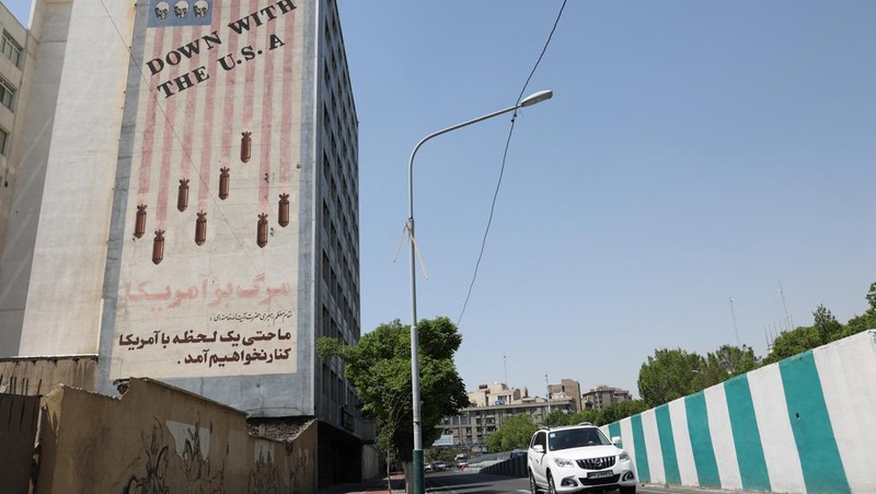 An anti-Israel billboard with a picture of Iranian missiles is seen on a street in Tehran, Iran April 19, 2024. Majid Asgaripour/WANA (West Asia News Agency) via REUTERS ATTENTION EDITORS - THIS IMAGE HAS BEEN SUPPLIED BY A THIRD PARTY.   ATTENTION EDITORS - THIS PICTURE WAS PROVIDED BY A THIRD PARTY.