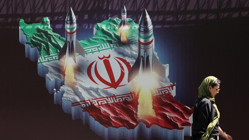 An anti-Israel billboard with a picture of Iranian missiles is seen on a street in Tehran, Iran April 19, 2024. Majid Asgaripour/WANA (West Asia News Agency) via REUTERS ATTENTION EDITORS - THIS IMAGE HAS BEEN SUPPLIED BY A THIRD PARTY.   ATTENTION EDITORS - THIS PICTURE WAS PROVIDED BY A THIRD PARTY.