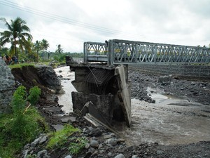 Jembatan Putus Akibat Diterjang Banjir Lahar Semeru, Dua Orang Tewas