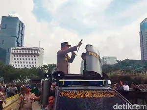 Momen Saling Lempar 2 Kelompok Massa di Patung Kuda Jakpus