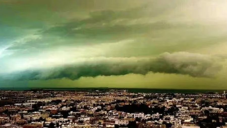 Langit Dubai berubah menjadi hijau dalam pemandangan apokaliptik (Gambar: X)