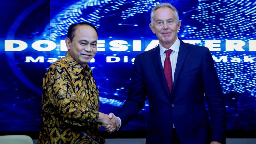 Mantan Perdana Menteri (PM) Inggris, Tony Blair tiba di kantor Kementerian Komunikasi dan Informatika, Jakarta, Jumat (19/4/2024). (CNBC Indonesia/Faisal Rahman)