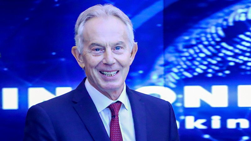 Mantan Perdana Menteri (PM) Inggris, Tony Blair tiba di kantor Kementerian Komunikasi dan Informatika, Jakarta, Jumat (19/4/2024). (CNBC Indonesia/Faisal Rahman)