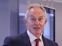 Mantan Perdana Menteri (PM) Inggris, Tony Blair tiba di kantor Kementerian Komunikasi dan Informatika, Jakarta, Jumat (19/4/2024). (CNBC Indonesia/Faisal Rahman)