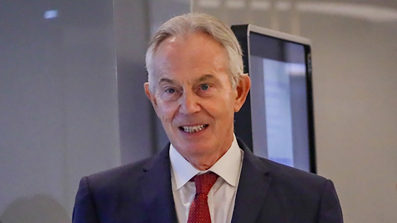 Mantan Perdana Menteri (PM) Inggris, Tony Blair tiba di kantor Kementerian Komunikasi dan Informatika, Jakarta, Jumat (19/4/2024). (CNBC Indonesia/Faisal Rahman)