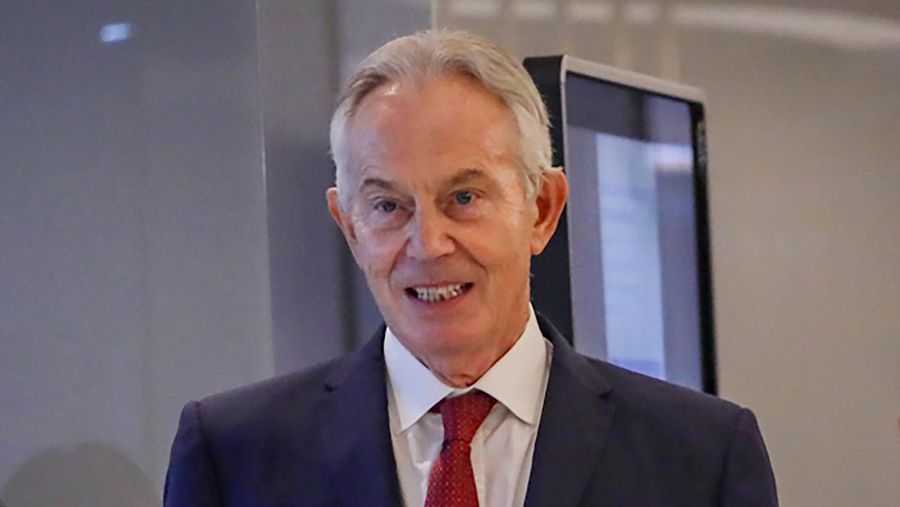 Mantan Perdana Menteri (PM) Inggris, Tony Blair tiba di kantor Kementerian Komunikasi dan Informatika, Jakarta, Jumat (19/4/2024). (CNBC Indonesia/Faisal Rahman)