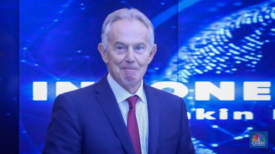 Mantan Perdana Menteri (PM) Inggris, Tony Blair tiba di kantor Kementerian Komunikasi dan Informatika, Jakarta, Jumat (19/4/2024). (²©²ÊÍøÕ¾/Faisal Rahman)