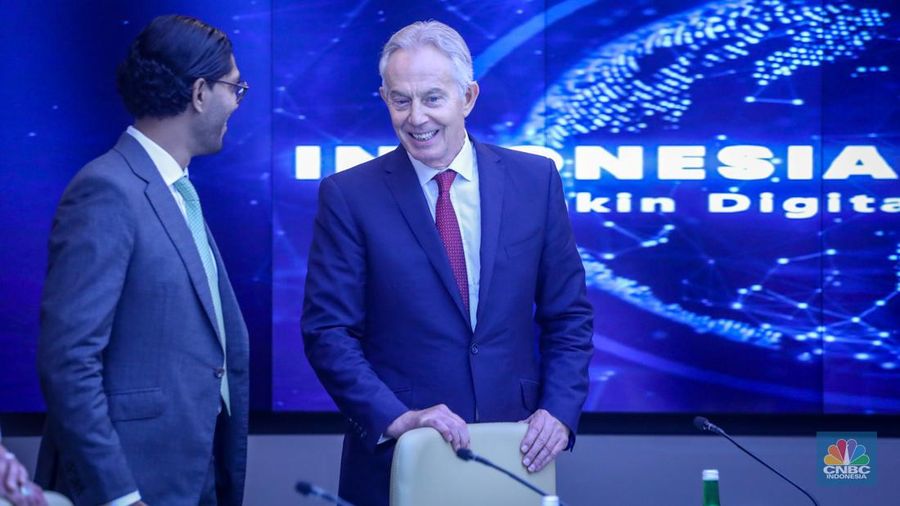 Mantan Perdana Menteri (PM) Inggris, Tony Blair tiba di kantor Kementerian Komunikasi dan Informatika, Jakarta, Jumat (19/4/2024). (CNBC Indonesia/Faisal Rahman)