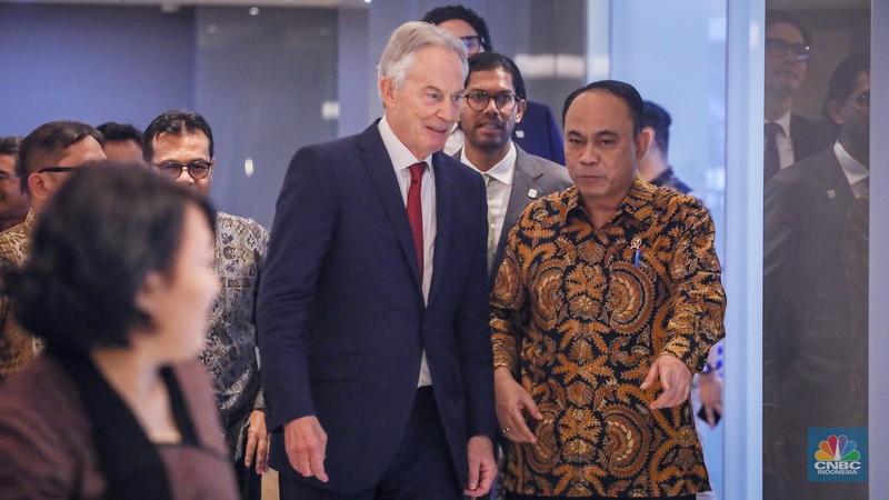 Mantan Perdana Menteri (PM) Inggris, Tony Blair tiba di kantor Kementerian Komunikasi dan Informatika, Jakarta, Jumat (19/4/2024). (CNBC Indonesia/Faisal Rahman)