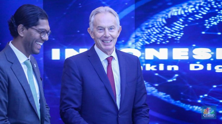 Mantan Perdana Menteri (PM) Inggris, Tony Blair tiba di kantor Kementerian Komunikasi dan Informatika, Jakarta, Jumat (19/4/2024). (CNBC Indonesia/Faisal Rahman)