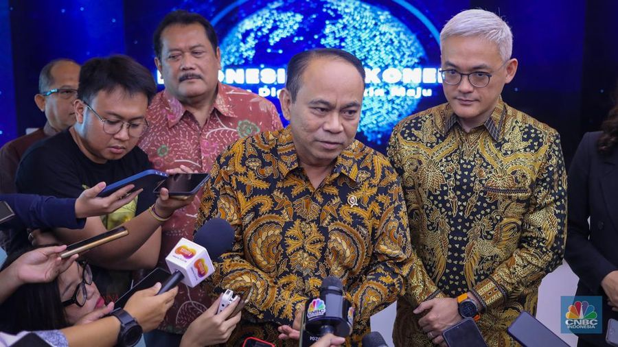 Menteri Komunikasi dan Informatika, Budi Arie Setiadi di kantor Kementerian Komunikasi dan Informatika, Jakarta, Jumat (19/4/2024). (վ/Faisal Rahman)