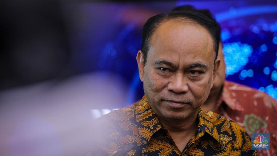 Menteri Komunikasi dan Informatika, Budi Arie Setiadi di kantor Kementerian Komunikasi dan Informatika, Jakarta, Jumat (19/4/2024). (վ/Faisal Rahman)