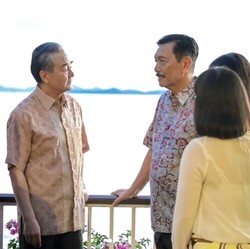Luhut Sajikan Durian untuk Wang Yi: Bahas Kereta Cepat, Food Estate
