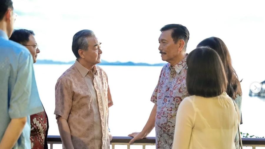 Menteri Luar Negeri Tiongkok HE.Wang Yi (kiri) dan Menteri Koordinator Bidang Kemaritiman dan Investasi Indonesia, Luhut Binsar Pandjaitan. (Tangkapan layar Instagram luhut.pandjaitan)