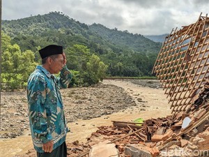 Ratap Miran Usai Rumahnya Hancur Terseret Banjir Bandang Trenggalek