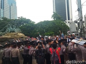 Pendukung 02 Susul Pendukung 01 Demo di Patung Kuda, Ada Aksi Saling Lempar