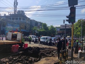 Pipa PDAM Bocor, Aspal Jalan Ranugrati Malang Ambles