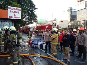 Kebakaran Toko Bingkai Mampang Baru Padam Jam 6 Pagi, Lalin Belum Dibuka