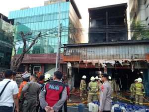 Saksi Sebut Kebakaran Mampang Berawal dari Percikan Api saat Potong Kayu