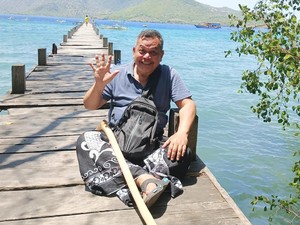 Unang Bagito Kini Jadi Perajin Tongkat Kayu