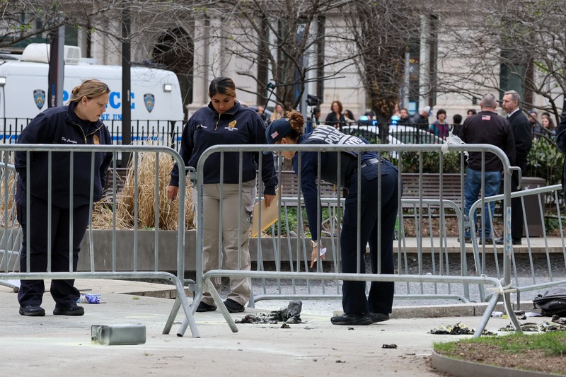 Seseorang terbakar di luar gedung pengadilan tempat persidangan pidana uang tutup mulut mantan Presiden AS Donald Trump sedang berlangsung, di New York, AS, 19 April 2024, dalam tangkapan layar yang diambil dari sebuah video. Seseorang terbakar di luar gedung pengadilan tempat persidangan pidana uang tutup mulut mantan Presiden AS Donald Trump sedang berlangsung, di New York, AS, 19 April 2024, dalam tangkapan layar yang diambil dari sebuah video. (Reuters TV via REUTERS)