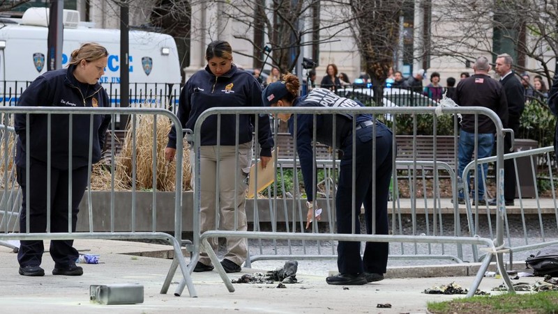 Seseorang terbakar di luar gedung pengadilan tempat persidangan pidana uang tutup mulut mantan Presiden AS Donald Trump sedang berlangsung, di New York, AS, 19 April 2024, dalam tangkapan layar yang diambil dari sebuah video. (Reuters TV via REUTERS)
