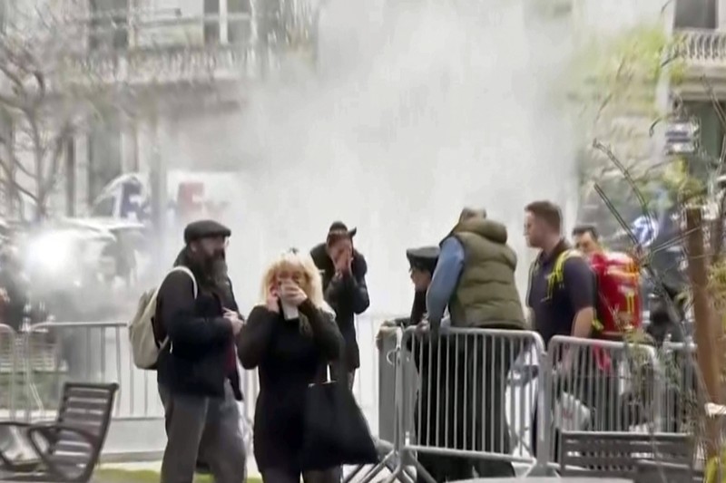 Seseorang terbakar di luar gedung pengadilan tempat persidangan pidana uang tutup mulut mantan Presiden AS Donald Trump sedang berlangsung, di New York, AS, 19 April 2024, dalam tangkapan layar yang diambil dari sebuah video. Seseorang terbakar di luar gedung pengadilan tempat persidangan pidana uang tutup mulut mantan Presiden AS Donald Trump sedang berlangsung, di New York, AS, 19 April 2024, dalam tangkapan layar yang diambil dari sebuah video. (Reuters TV via REUTERS)