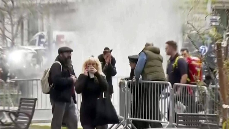 Seseorang terbakar di luar gedung pengadilan tempat persidangan pidana uang tutup mulut mantan Presiden AS Donald Trump sedang berlangsung, di New York, AS, 19 April 2024, dalam tangkapan layar yang diambil dari sebuah video. (Reuters TV via REUTERS)