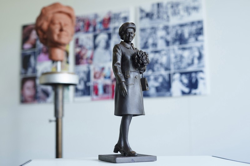Pematung Staffordshire Andy Edwards berpose sambil menyempurnakan studi potret dengan lilin untuk patung Ratu Elizabeth II yang ditugaskan oleh Dewan Borough Newcastle-under-Lyme untuk menandai ulang tahun ke-850 wilayah tersebut, Newcastle-Under-Lyme, Inggris, Kamis, 18 April 2024. Pematung Staffordshire Andy Edwards berpose sambil menyempurnakan studi potret dengan lilin untuk patung Ratu Elizabeth II yang ditugaskan oleh Dewan Borough Newcastle-under-Lyme untuk menandai ulang tahun ke-850 wilayah tersebut, Newcastle-Under-Lyme, Inggris, Kamis, 18 April 2024. Edwards yang karya sebelumnya termasuk patung terkenal Beatles di Pier Head Liverpool, mendasarkan patung tersebut pada foto kunjungan mendiang Ratu ke Newcastle-under-Lyme sebagai bagian dari perayaan ulang tahun ke-800 Borough pada tahun 1973. (AP Photo/Jon Super)