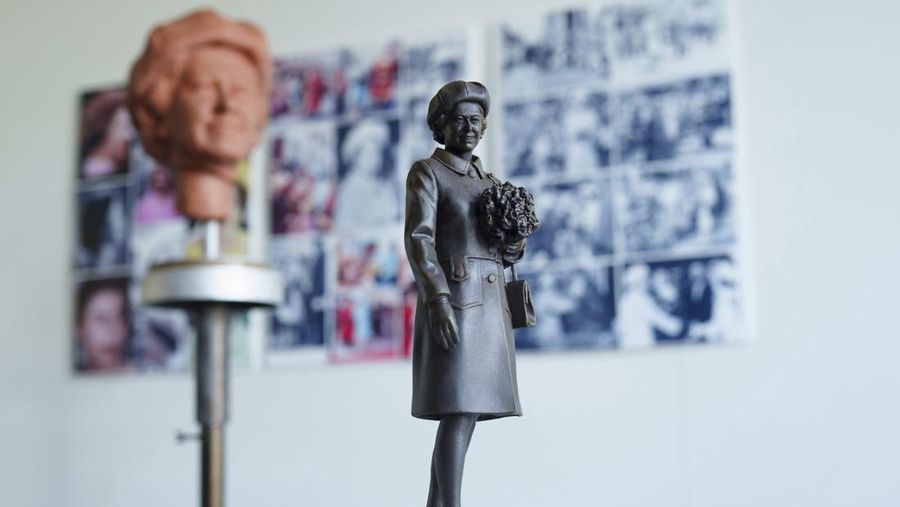 Pematung Staffordshire Andy Edwards berpose sambil menyempurnakan studi potret dengan lilin untuk patung Ratu Elizabeth II yang ditugaskan oleh Dewan Borough Newcastle-under-Lyme untuk menandai ulang tahun ke-850 wilayah tersebut, Newcastle-Under-Lyme, Inggris, Kamis, 18 April 2024. Edwards yang karya sebelumnya termasuk patung terkenal Beatles di Pier Head Liverpool, mendasarkan patung tersebut pada foto kunjungan mendiang Ratu ke Newcastle-under-Lyme sebagai bagian dari perayaan ulang tahun ke-800 Borough pada tahun 1973. (AP Photo/Jon Super)