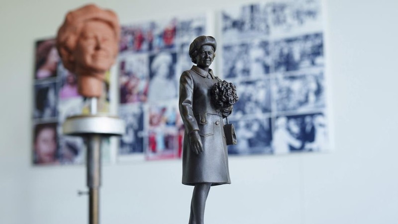 Pematung Staffordshire Andy Edwards berpose sambil menyempurnakan studi potret dengan lilin untuk patung Ratu Elizabeth II yang ditugaskan oleh Dewan Borough Newcastle-under-Lyme untuk menandai ulang tahun ke-850 wilayah tersebut, Newcastle-Under-Lyme, Inggris, Kamis, 18 April 2024. Edwards yang karya sebelumnya termasuk patung terkenal Beatles di Pier Head Liverpool, mendasarkan patung tersebut pada foto kunjungan mendiang Ratu ke Newcastle-under-Lyme sebagai bagian dari perayaan ulang tahun ke-800 Borough pada tahun 1973. (AP Photo/Jon Super)