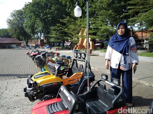 Sibuknya Jubaedah Saat Musim Liburan di Alun-alun Kasepuhan