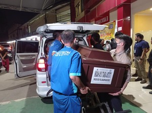 Tangis Keluarga Pecah saat Jemput Jasad Korban Kebakaran Mampang di RS Polri