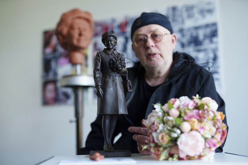 Pematung Staffordshire Andy Edwards berpose sambil menyempurnakan studi potret dengan lilin untuk patung Ratu Elizabeth II yang ditugaskan oleh Dewan Borough Newcastle-under-Lyme untuk menandai ulang tahun ke-850 wilayah tersebut, Newcastle-Under-Lyme, Inggris, Kamis, 18 April 2024. Pematung Staffordshire Andy Edwards berpose sambil menyempurnakan studi potret dengan lilin untuk patung Ratu Elizabeth II yang ditugaskan oleh Dewan Borough Newcastle-under-Lyme untuk menandai ulang tahun ke-850 wilayah tersebut, Newcastle-Under-Lyme, Inggris, Kamis, 18 April 2024. Edwards yang karya sebelumnya termasuk patung terkenal Beatles di Pier Head Liverpool, mendasarkan patung tersebut pada foto kunjungan mendiang Ratu ke Newcastle-under-Lyme sebagai bagian dari perayaan ulang tahun ke-800 Borough pada tahun 1973. (AP Photo/Jon Super)