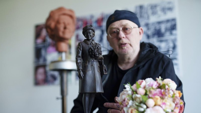 Pematung Staffordshire Andy Edwards berpose sambil menyempurnakan studi potret dengan lilin untuk patung Ratu Elizabeth II yang ditugaskan oleh Dewan Borough Newcastle-under-Lyme untuk menandai ulang tahun ke-850 wilayah tersebut, Newcastle-Under-Lyme, Inggris, Kamis, 18 April 2024. Edwards yang karya sebelumnya termasuk patung terkenal Beatles di Pier Head Liverpool, mendasarkan patung tersebut pada foto kunjungan mendiang Ratu ke Newcastle-under-Lyme sebagai bagian dari perayaan ulang tahun ke-800 Borough pada tahun 1973. (AP Photo/Jon Super)