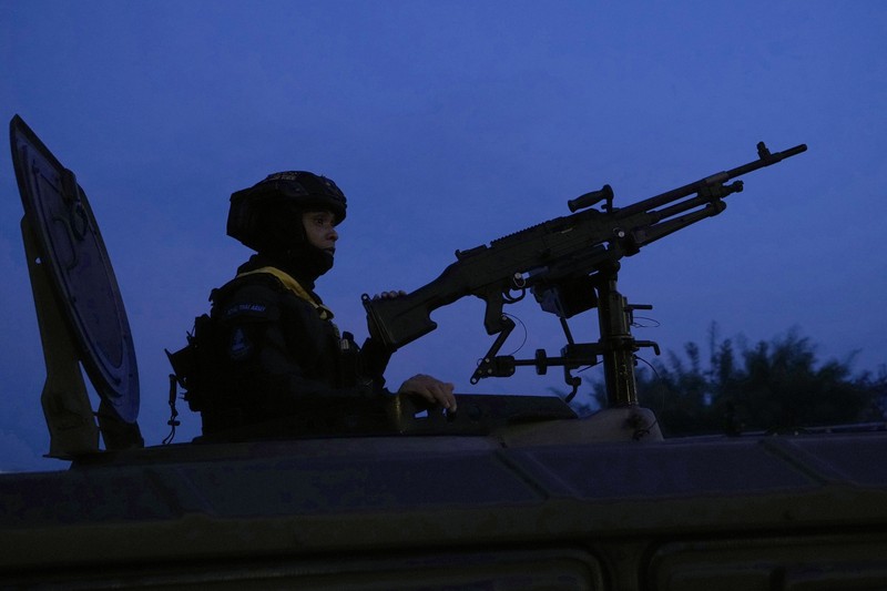 Tentara Thailand berlindung di dekat Jembatan Persahabatan Thailand-Myanmar ke-2 selama pertempuran di sisi Myanmar antara Tentara Pembebasan Nasional Karen (KNLA) dan pasukan Myanmar, yang berlanjut di dekat perbatasan Thailand-Myanmar, di Mae Sot, Provinsi Tak, Thailand, April 20 Agustus 2024. Tentara Thailand berlindung di dekat Jembatan Persahabatan Thailand-Myanmar ke-2 selama pertempuran di sisi Myanmar antara Tentara Pembebasan Nasional Karen (KNLA) dan pasukan Myanmar, yang berlanjut di dekat perbatasan Thailand-Myanmar, di Mae Sot, Provinsi Tak, Thailand, April 20 Agustus 2024. (REUTERS/Soe Zeya Tun)