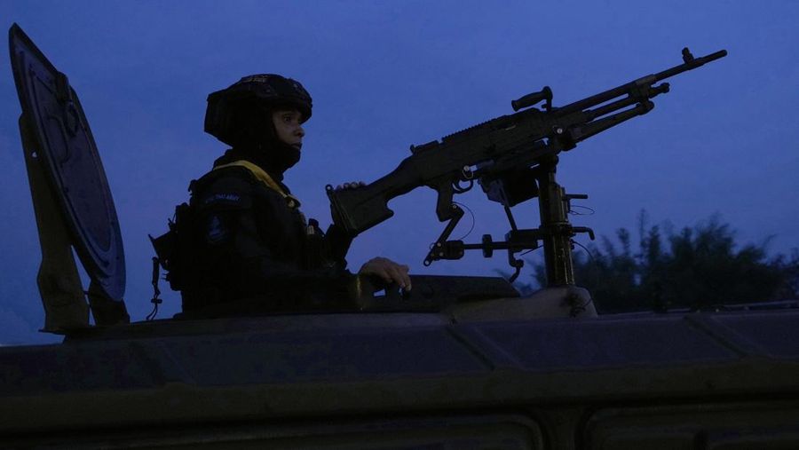Penembak di kendaraan lapis baja militer Thailand, saat dia berjaga di sepanjang sungai Moei, dekat Jembatan Persahabatan Thailand-Myanmar ke-2 di Mae Sot di provinsi Tak Thailand pada Sabtu, 13 April 2024. Menteri Luar Negeri Thailand pada hari Jumat mengatakan dia telah mendesak Otoritas militer Myanmar tidak akan memberikan tanggapan keras atas hilangnya kota perdagangan perbatasan yang penting oleh tentaranya oleh lawan-lawannya, dan sejauh ini tampaknya mereka menahan diri. (AP Photo/Sakchai Lalit)