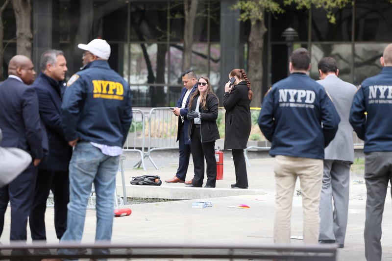 Seseorang terbakar di luar gedung pengadilan tempat persidangan pidana uang tutup mulut mantan Presiden AS Donald Trump sedang berlangsung, di New York, AS, 19 April 2024, dalam tangkapan layar yang diambil dari sebuah video. Seseorang terbakar di luar gedung pengadilan tempat persidangan pidana uang tutup mulut mantan Presiden AS Donald Trump sedang berlangsung, di New York, AS, 19 April 2024, dalam tangkapan layar yang diambil dari sebuah video. (Reuters TV via REUTERS)
