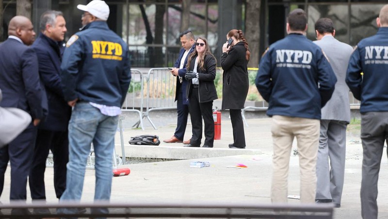 Seseorang terbakar di luar gedung pengadilan tempat persidangan pidana uang tutup mulut mantan Presiden AS Donald Trump sedang berlangsung, di New York, AS, 19 April 2024, dalam tangkapan layar yang diambil dari sebuah video. (Reuters TV via REUTERS)