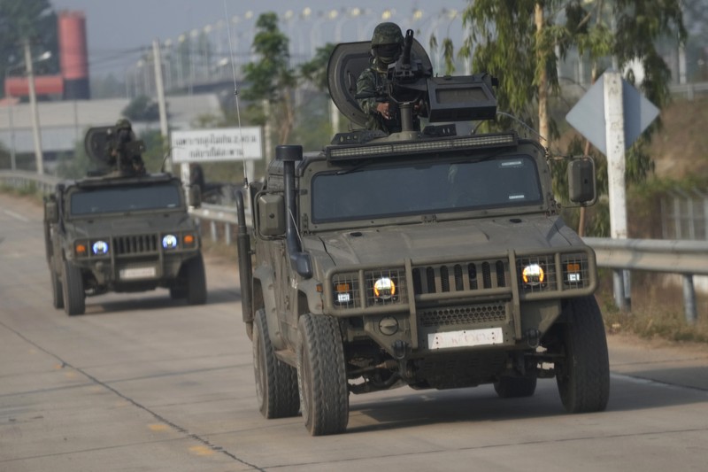 Tentara Thailand berlindung di dekat Jembatan Persahabatan Thailand-Myanmar ke-2 selama pertempuran di sisi Myanmar antara Tentara Pembebasan Nasional Karen (KNLA) dan pasukan Myanmar, yang berlanjut di dekat perbatasan Thailand-Myanmar, di Mae Sot, Provinsi Tak, Thailand, April 20 Agustus 2024. Tentara Thailand berlindung di dekat Jembatan Persahabatan Thailand-Myanmar ke-2 selama pertempuran di sisi Myanmar antara Tentara Pembebasan Nasional Karen (KNLA) dan pasukan Myanmar, yang berlanjut di dekat perbatasan Thailand-Myanmar, di Mae Sot, Provinsi Tak, Thailand, April 20 Agustus 2024. (REUTERS/Soe Zeya Tun)