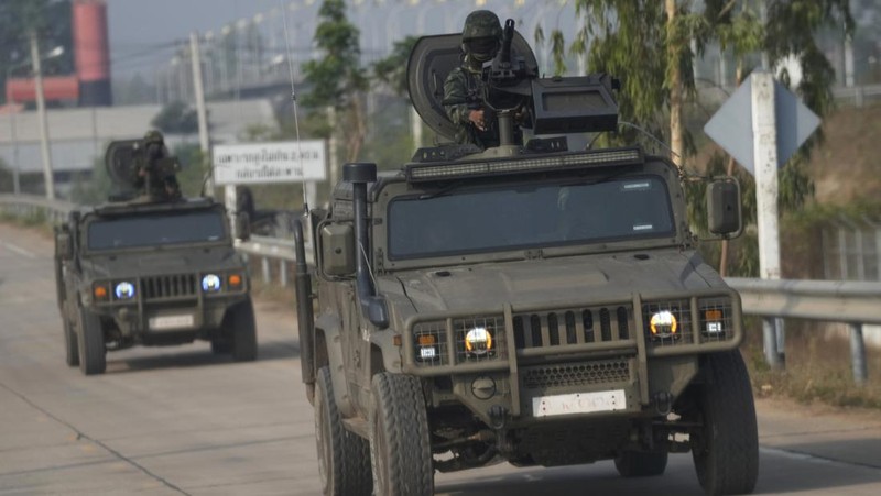 Tentara Thailand berlindung di dekat Jembatan Persahabatan Thailand-Myanmar ke-2 selama pertempuran di sisi Myanmar antara Tentara Pembebasan Nasional Karen (KNLA) dan pasukan Myanmar, yang berlanjut di dekat perbatasan Thailand-Myanmar, di Mae Sot, Provinsi Tak, Thailand, April 20 Agustus 2024. (REUTERS/Soe Zeya Tun)