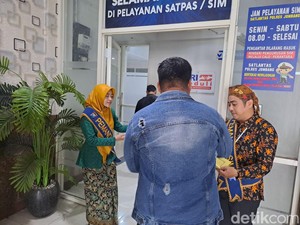 Sambut Hari Kartini, Petugas Layanan SIM di Jombang Berkostum Kebaya