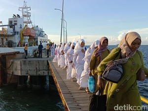 Ratusan Santri asal Madura Balik ke Ponpes Situbondo Pakai Kapal Feri Gratis