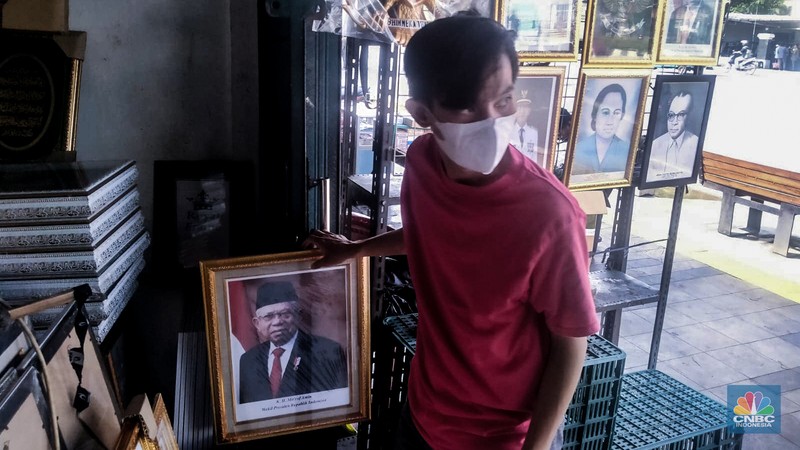 Seorang pedagang menata bingkai foto calon Presiden dan Wakil Presiden terpilih Prabowo Subianto dan Gibran Rakabuming Raka di Kawasan Jalan Jatinegara Jatim, Sabtu (20/4/2024). Seorang pedagang menata bingkai foto calon Presiden dan Wakil Presiden terpilih Prabowo Subianto dan Gibran Rakabuming Raka di Kawasan Jalan Jatinegara Jatim, Sabtu (20/4/2024). (CNBC Indonesia/Suhendra)