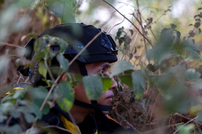 Tentara Thailand berlindung di dekat Jembatan Persahabatan Thailand-Myanmar ke-2 selama pertempuran di sisi Myanmar antara Tentara Pembebasan Nasional Karen (KNLA) dan pasukan Myanmar, yang berlanjut di dekat perbatasan Thailand-Myanmar, di Mae Sot, Provinsi Tak, Thailand, April 20 Agustus 2024. Tentara Thailand berlindung di dekat Jembatan Persahabatan Thailand-Myanmar ke-2 selama pertempuran di sisi Myanmar antara Tentara Pembebasan Nasional Karen (KNLA) dan pasukan Myanmar, yang berlanjut di dekat perbatasan Thailand-Myanmar, di Mae Sot, Provinsi Tak, Thailand, April 20 Agustus 2024. (REUTERS/Soe Zeya Tun)