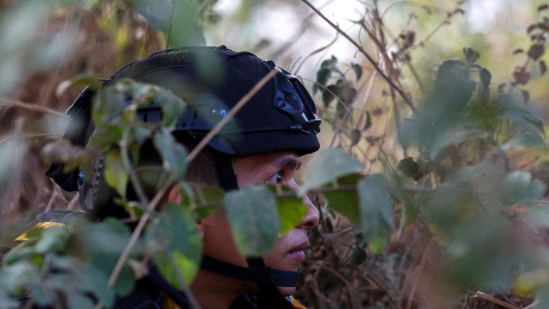 Tentara Thailand berlindung di dekat Jembatan Persahabatan Thailand-Myanmar ke-2 selama pertempuran di sisi Myanmar antara Tentara Pembebasan Nasional Karen (KNLA) dan pasukan Myanmar, yang berlanjut di dekat perbatasan Thailand-Myanmar, di Mae Sot, Provinsi Tak, Thailand, April 20 Agustus 2024. (REUTERS/Soe Zeya Tun)